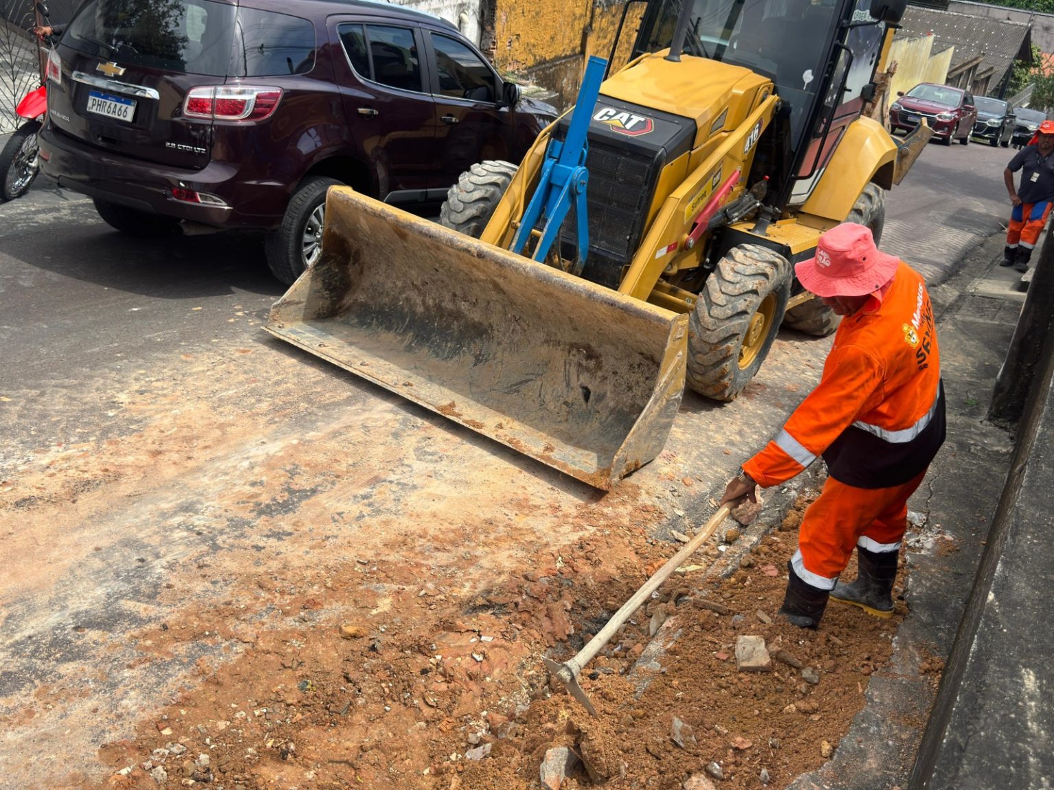 Prefeitura de Manaus recupera drenagem e elimina cratera na rua Tito Bittencourt, no bairro São Francisco
