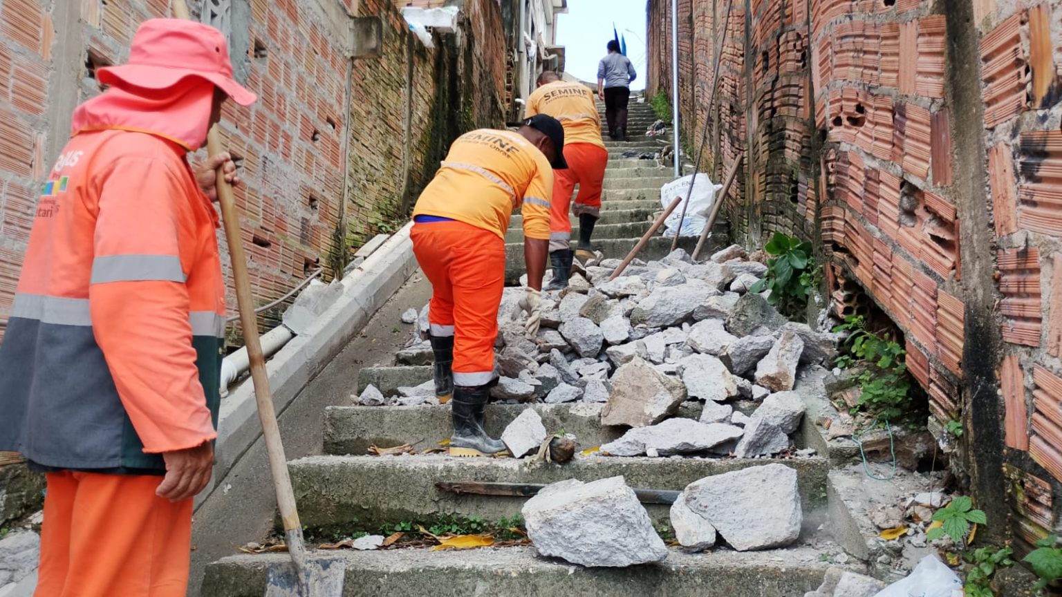 Prefeitura avança na recuperação de escada em concreto na rua Itapiranga, no bairro Tancredo Neves