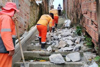 Prefeitura avança na recuperação de escada em concreto na rua Itapiranga, no bairro Tancredo Neves