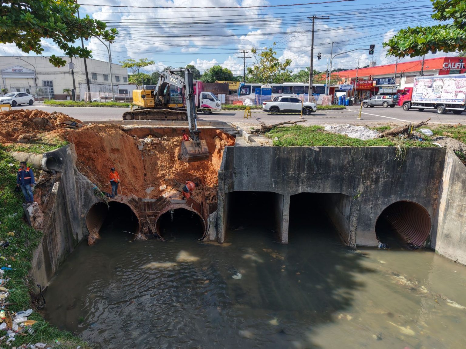 Após fortes chuvas, Prefeitura de Manaus atua no igarapé do Passarinho e garante segurança na avenida José Henrique Bentes