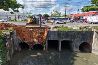 Após fortes chuvas, Prefeitura de Manaus atua no igarapé do Passarinho e garante segurança na avenida José Henrique Bentes