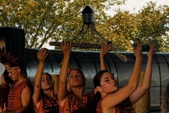 Espetáculo “Nhê’êng Katu” leva ancestralidade indígena ao palco do Teatro Amazonas