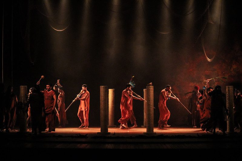 Balé Folclórico do Amazonas apresenta ‘Nhê’êng Katu’ em noite dedicada à ancestralidade indígena no Teatro Amazonas
