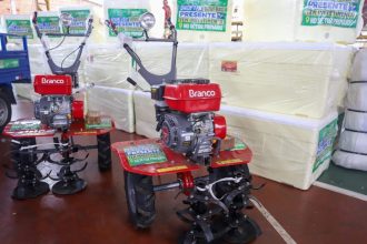 Governo do Amazonas fortalece setor primário de Nhamundá com entrega de equipamentos aos produtores rurais