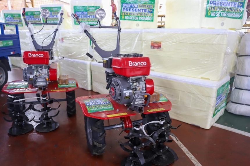 Governo do Amazonas fortalece setor primário de Nhamundá com entrega de equipamentos aos produtores rurais