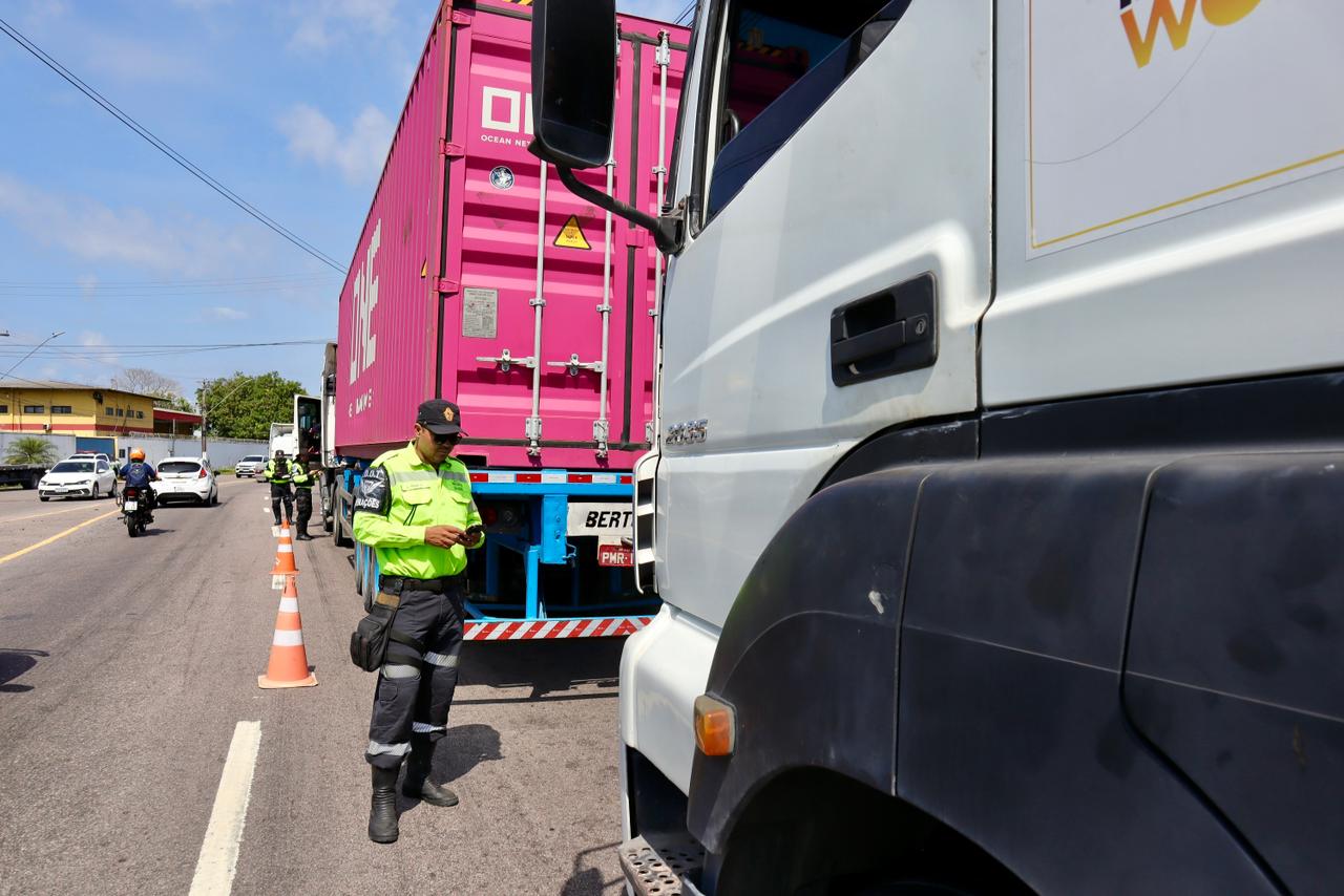Operação da prefeitura fiscaliza veículos pesados e motocicletas na zona Sul e resulta em 483 abordagens