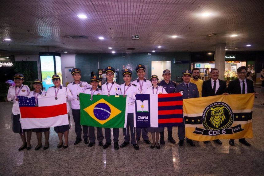 Alunos da rede pública retornam ao Amazonas com medalhas de competição de matemática na Tailândia