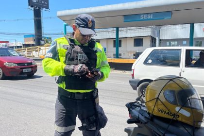 Prefeitura autua 47 condutores e remove veículos por estacionamento irregular em Manaus