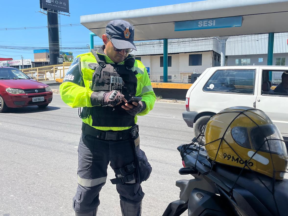 Prefeitura autua 47 condutores e remove veículos por estacionamento irregular em Manaus