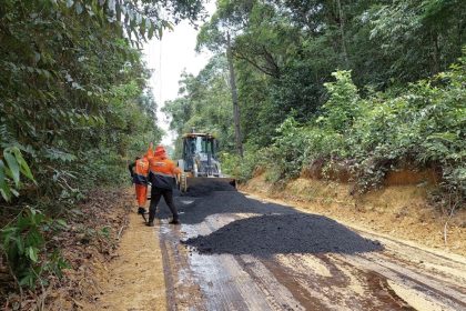Prefeitura de Manaus avança na zona rural e pavimenta ladeira do ramal do Dantas