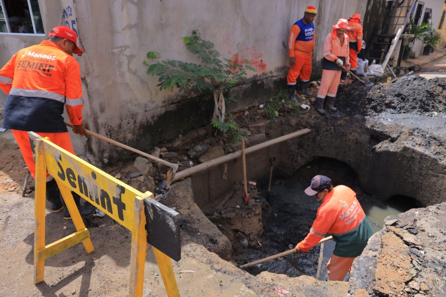 Prefeitura de Manaus intensifica limpeza na zona Sul e retira 5 toneladas de lixo de bueiros