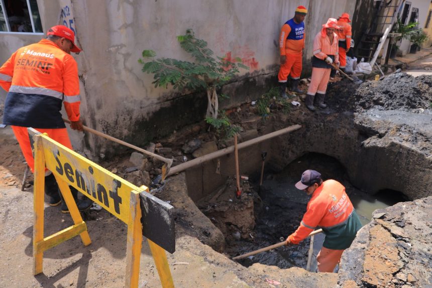 Prefeitura de Manaus intensifica limpeza na zona Sul e retira 5 toneladas de lixo de bueiros