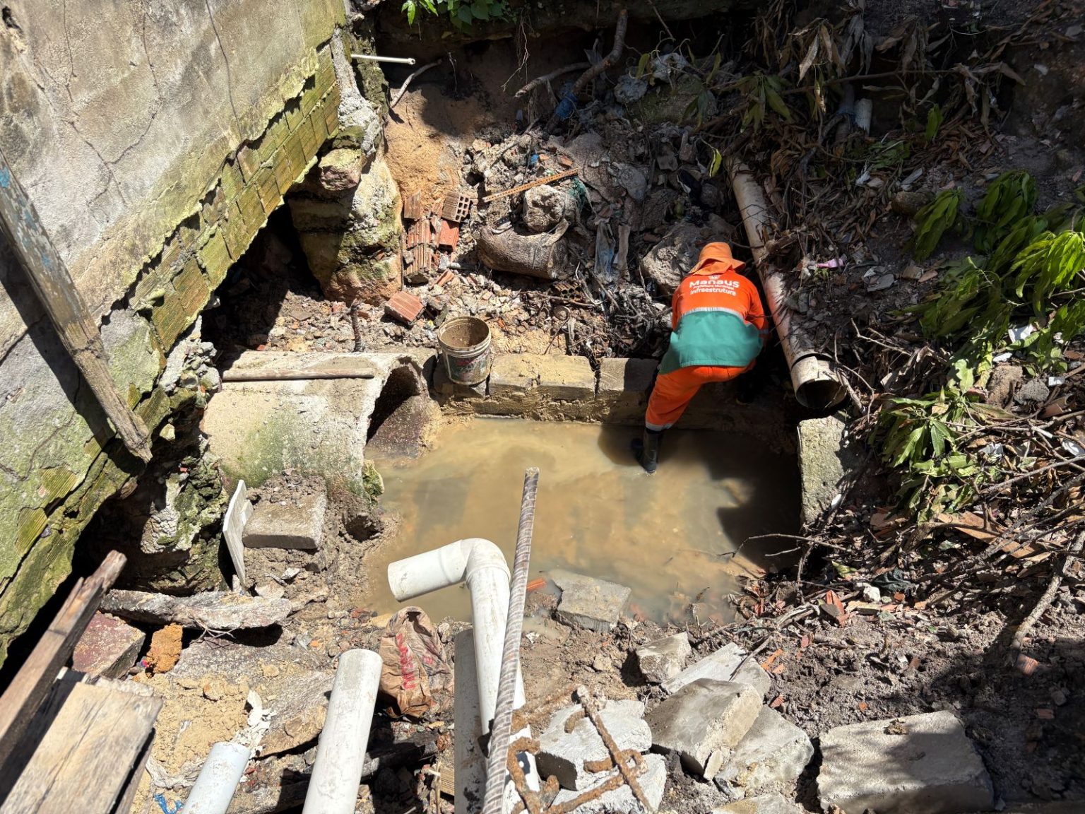 Prefeitura de Manaus intensifica recuperação de drenagem no Coroado e melhora escoamento das águas na zona Leste