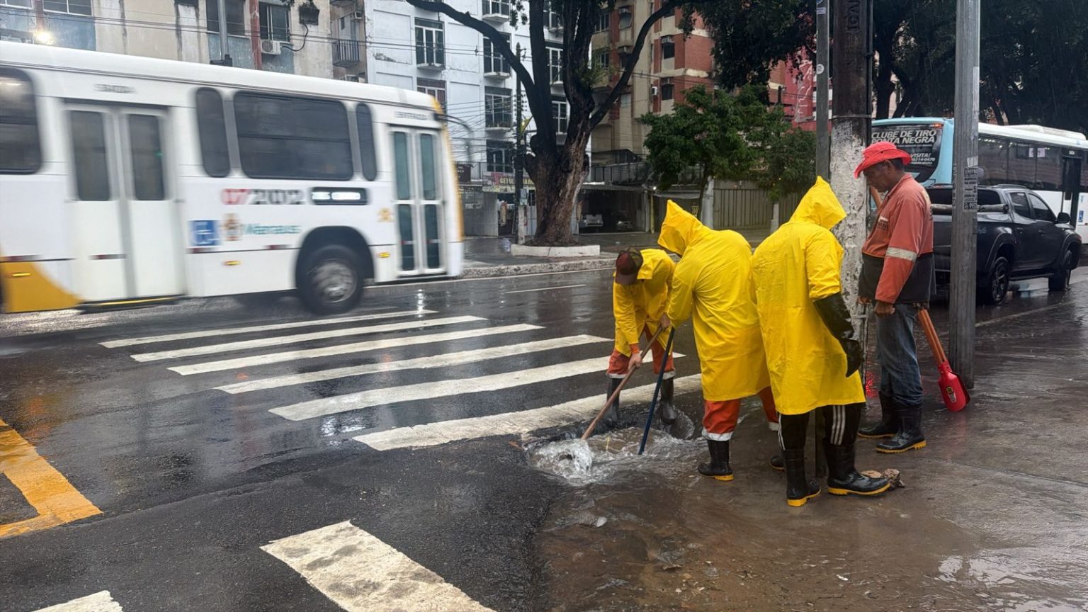 Prefeitura de Manaus intensifica serviços de limpeza e desobstrução de caixas coletoras no Centro 