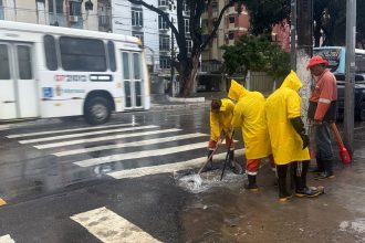 Prefeitura de Manaus intensifica serviços de limpeza e desobstrução de caixas coletoras no Centro 