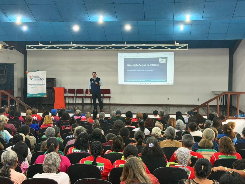 Prefeitura de Manaus promove palestra sobre internet segura para pessoas idosas