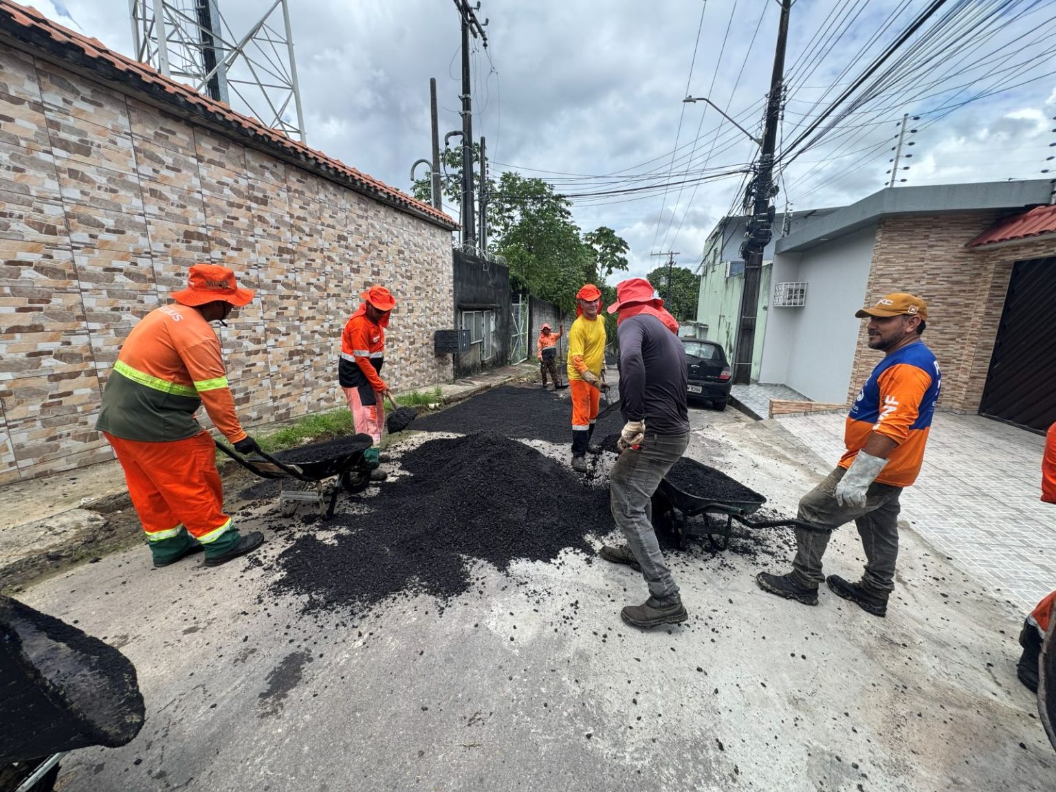 Prefeitura de Manaus realiza ações simultâneas de infraestrutura no bairro Flores e melhora mobilidade na região 
