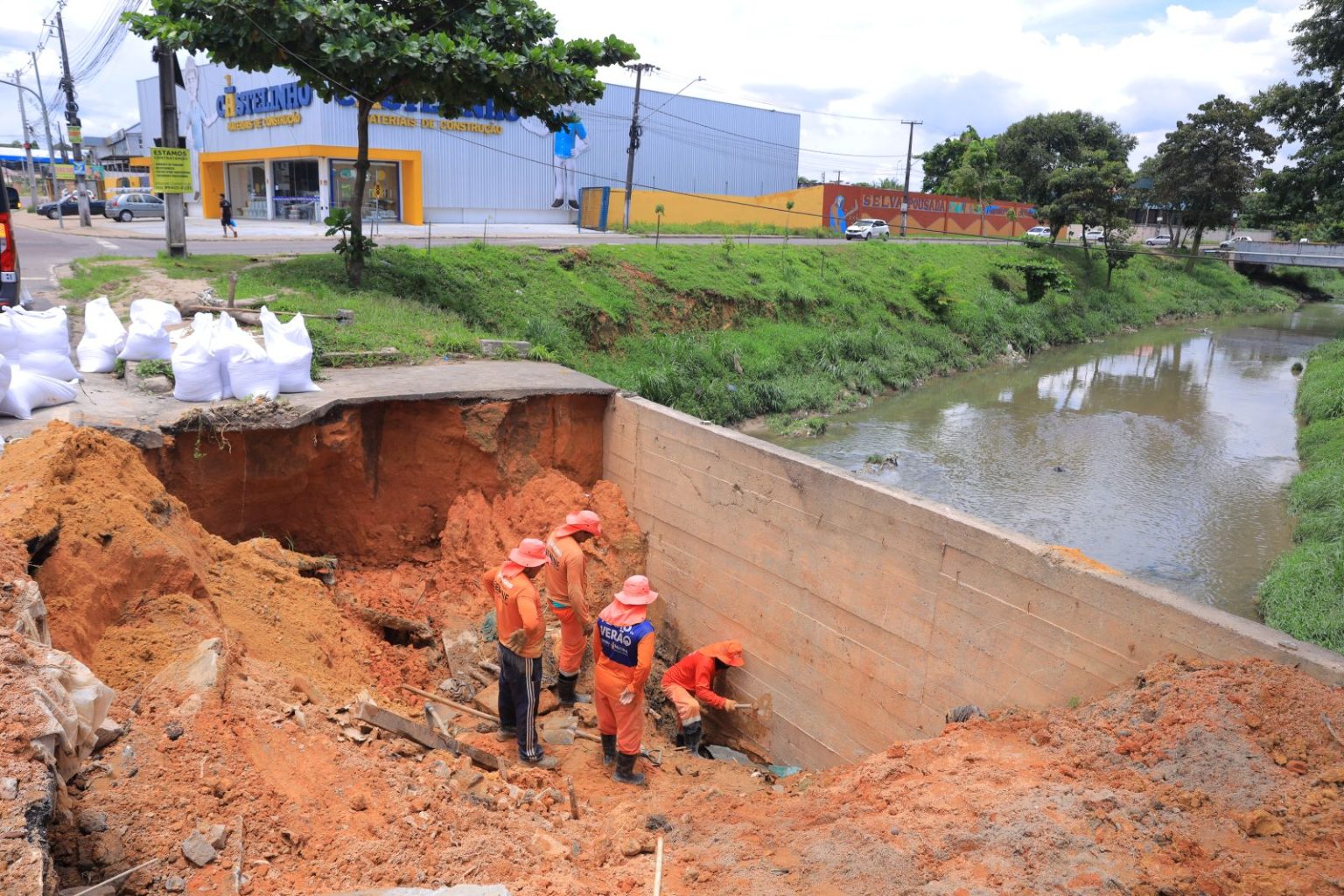 Prefeitura de Manaus realiza obra emergencial e contém erosão no igarapé do Passarinho
