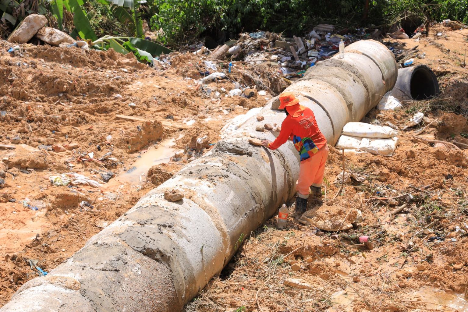 Prefeitura de Manaus recupera área afetada por erosão provocada por lixeira irregular no bairro Nova Cidade 