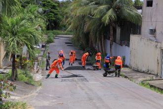 Prefeitura de Manaus recupera via no bairro Flores e melhora mobilidade e segurança na zona Centro-Sul