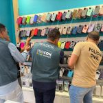 Ação conjunta entre o Procon Manaus e a Decon-AM resulta na apreensão de mais de 950 produtos falsificados em shopping da capital