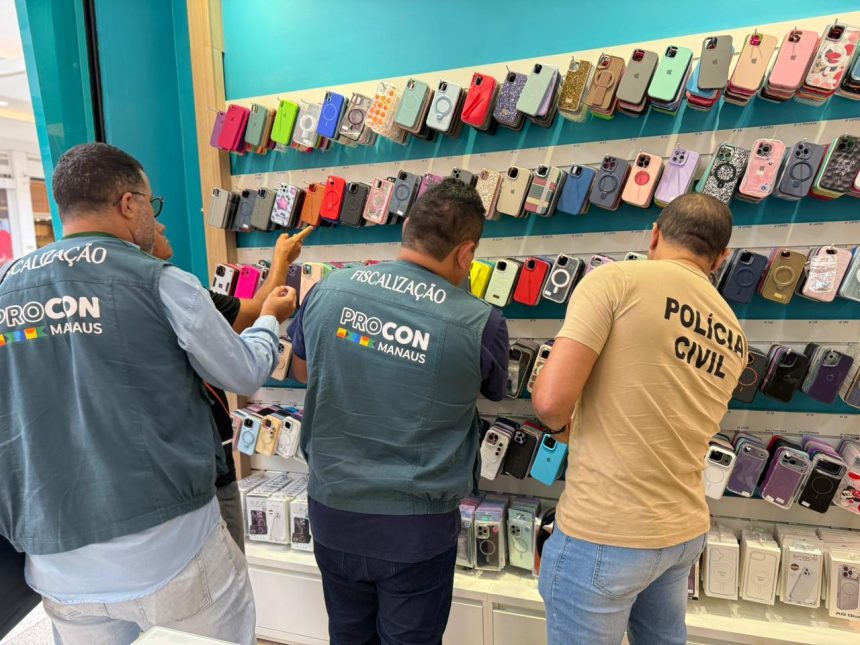 Ação conjunta entre o Procon Manaus e a Decon-AM resulta na apreensão de mais de 950 produtos falsificados em shopping da capital