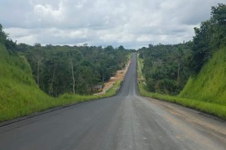Seinfra avança com obra de pavimentação do ramal das Pedras, em Manaus