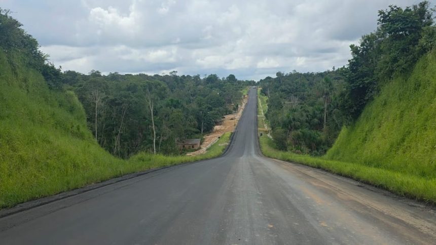 Seinfra avança com obra de pavimentação do ramal das Pedras, em Manaus