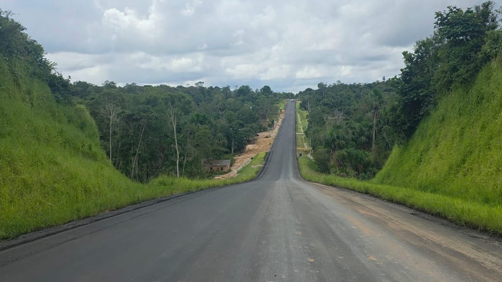 Seinfra avança com obra de pavimentação do ramal das Pedras, em Manaus