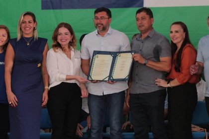Nos 140 anos de Lábrea, governador Wilson Lima entrega documento que viabiliza regularização fundiária no município