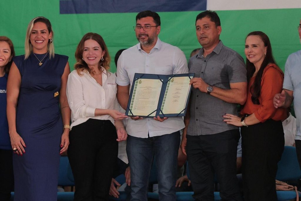 Nos 140 anos de Lábrea, governador Wilson Lima entrega documento que viabiliza regularização fundiária no município