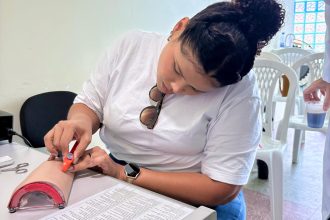 Prefeitura de Manaus forma novos médicos para ampliar oferta de implante subdérmico contraceptivo