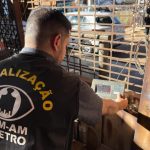 Sucataria que funcionava como bar é interditada no Centro de Manaus durante Central Integrada de Fiscalização