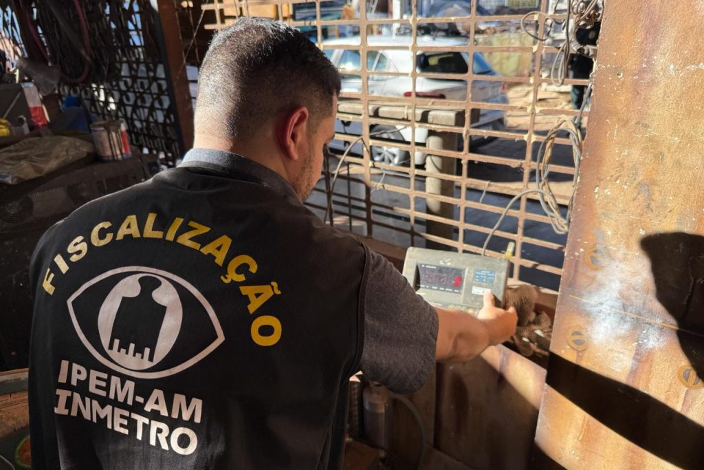 Sucataria que funcionava como bar é interditada no Centro de Manaus durante Central Integrada de Fiscalização