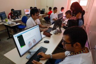 ‘Fazer informática me fascina’, diz jovem com TEA ao iniciar curso oferecido pelo Governo do Amazonas