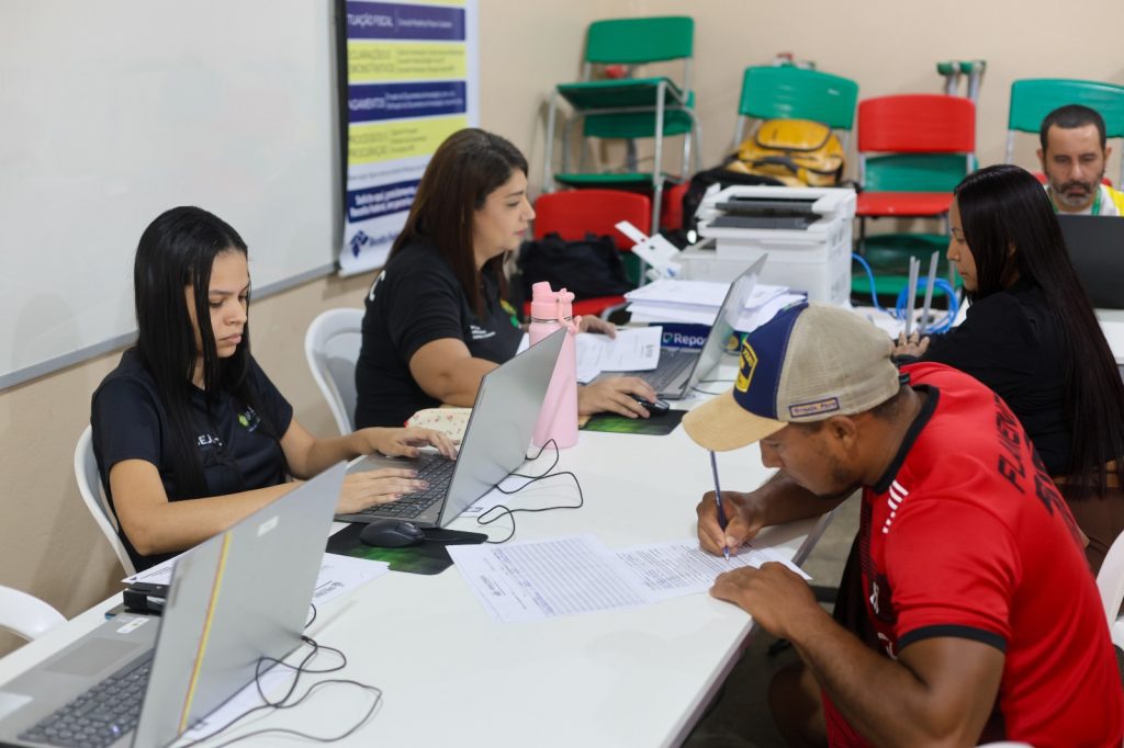 Sejusc atende população de Rio Preto da Eva com serviços de cidadania