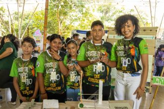 Professora de escola ribeirinha da Prefeitura de Manaus é finalista do prêmio ‘Professor Porvir’ com projeto que transforma alunos em jovens cientistas