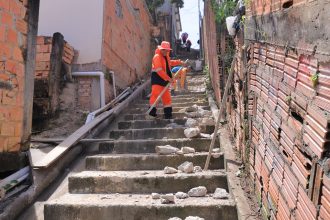 Prefeitura de Manaus recupera escadaria de 30 metros e realiza obras de contenção no Tancredo Neves, garantindo mais segurança a moradores