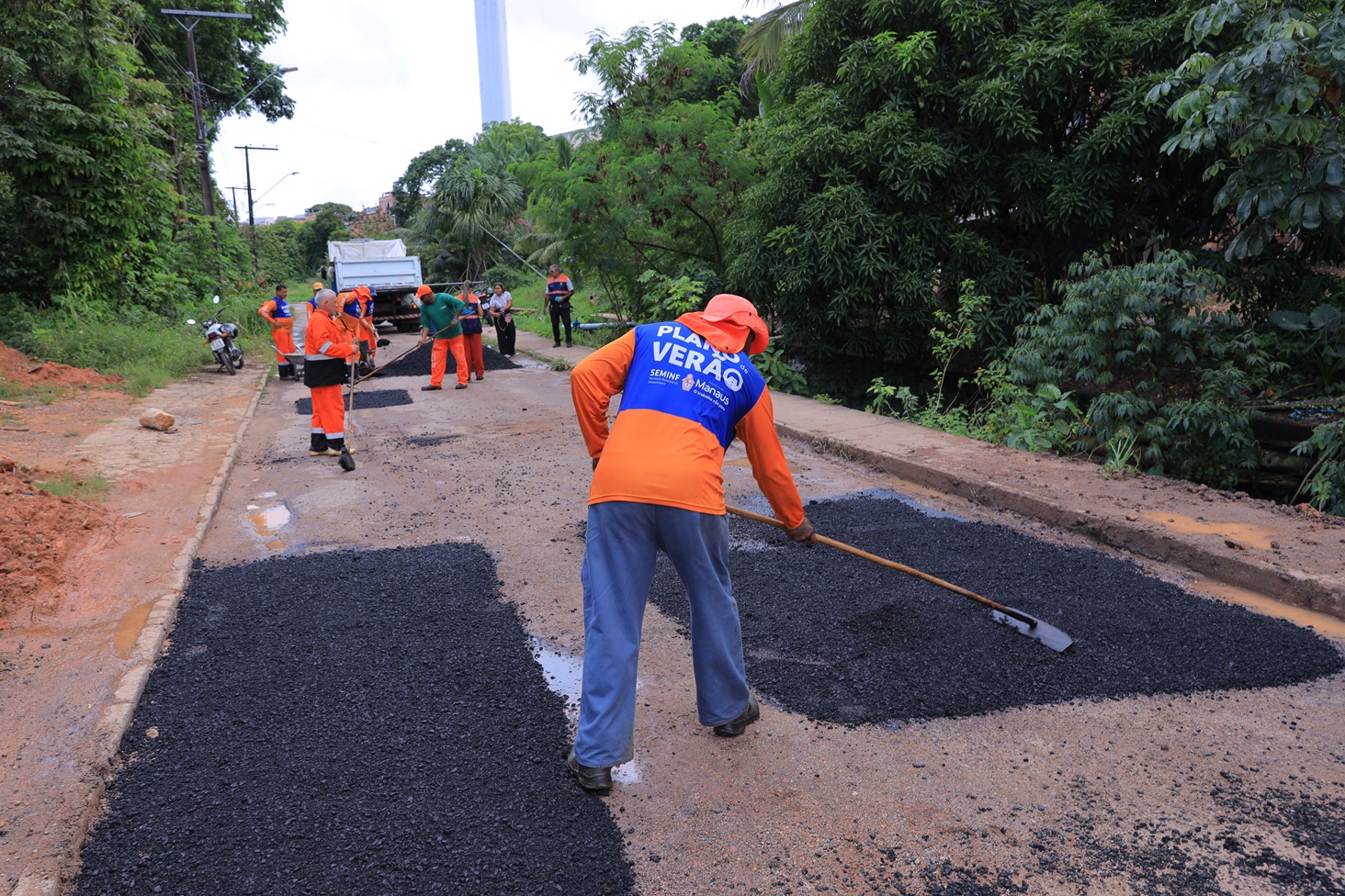 Prefeitura de Manaus intensifica obras na zona Oeste e recupera via importante no bairro Santo Agostinho