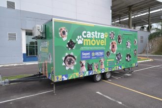 Castramóvel da Sepet realiza agendamento para castração de cães e gatos no bairro Santo Antônio