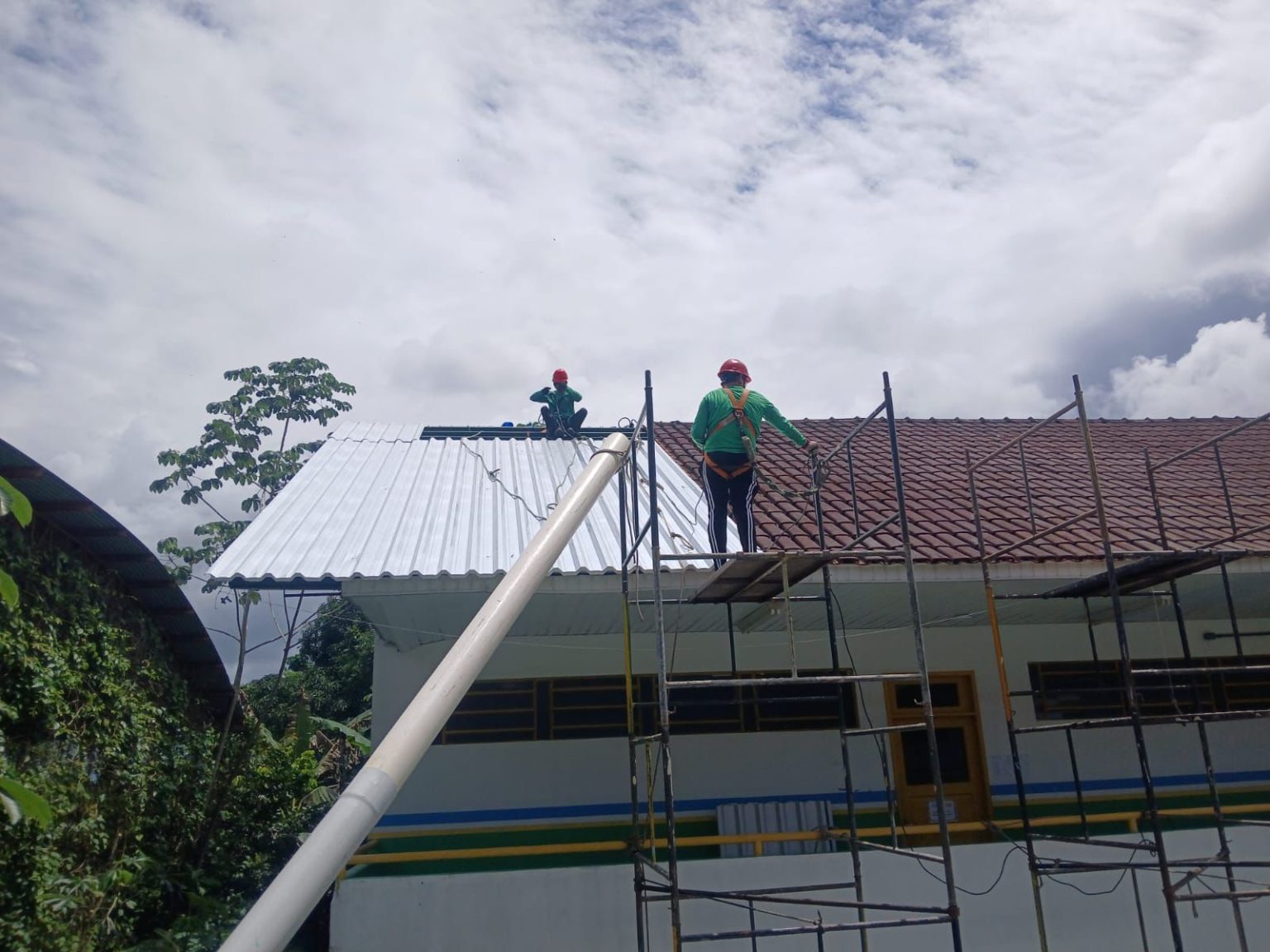 Prefeitura de Manaus vai substituir telhados de 70 unidades da rede municipal até o fim de março