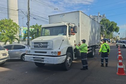 Prefeitura intensifica fiscalização de veículos pesados em via de Zona Máxima de Restrição em Manaus