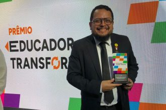 Diretor de escola da Prefeitura de Manaus vence etapa estadual do Prêmio Educador Transformador com projeto de escuta e inclusão na EJA
