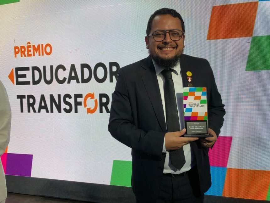 Diretor de escola da Prefeitura de Manaus vence etapa estadual do Prêmio Educador Transformador com projeto de escuta e inclusão na EJA