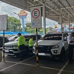 Prefeitura de Manaus autua 30 veículos por uso irregular de vagas especiais