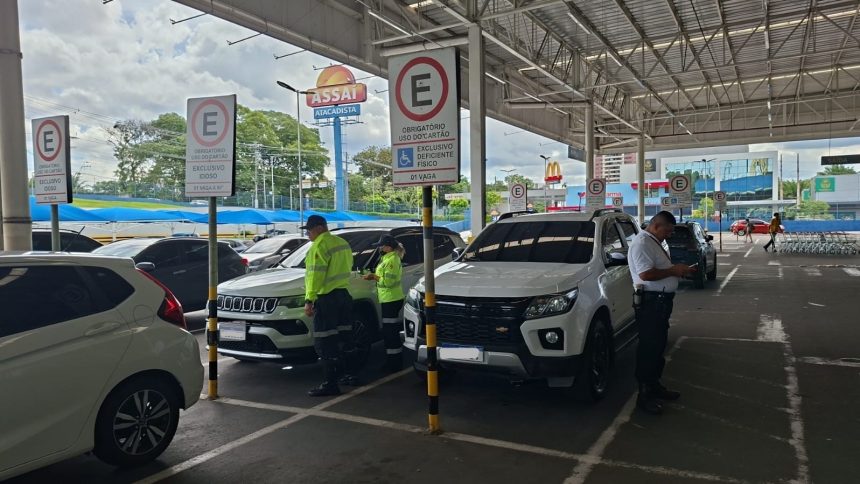 Prefeitura de Manaus autua 30 veículos por uso irregular de vagas especiais