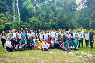 Estudantes da rede municipal participam de aula do projeto Academia Ambiental com vivências práticas na natureza