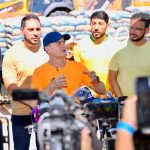 David Almeida entrega material e anuncia fim das escolas de madeira na zona rural de Manaus até novembro