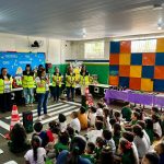 Ação lúdica da prefeitura leva regras de trânsito para crianças de escola municipal
