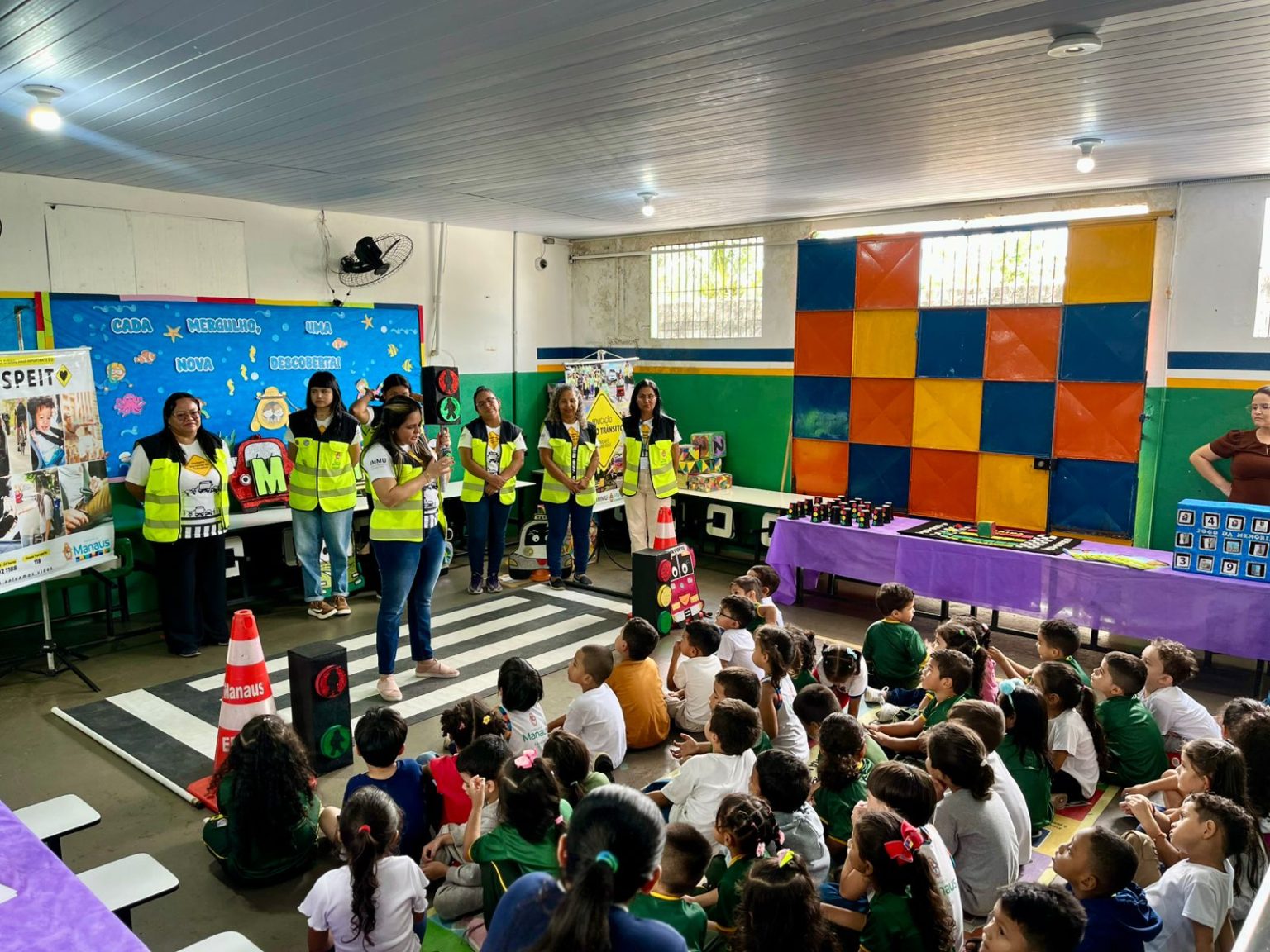 Ação lúdica da prefeitura leva regras de trânsito para crianças de escola municipal